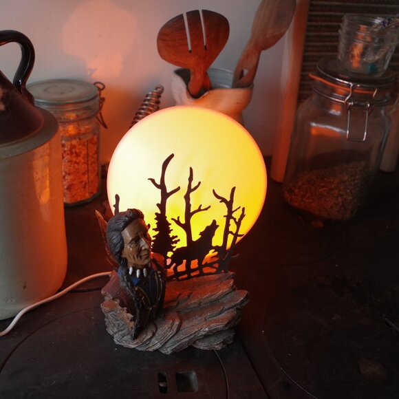 Vintage Lamp Native America American Figure Wolf Howling At The Moon - Picture 1 of 6